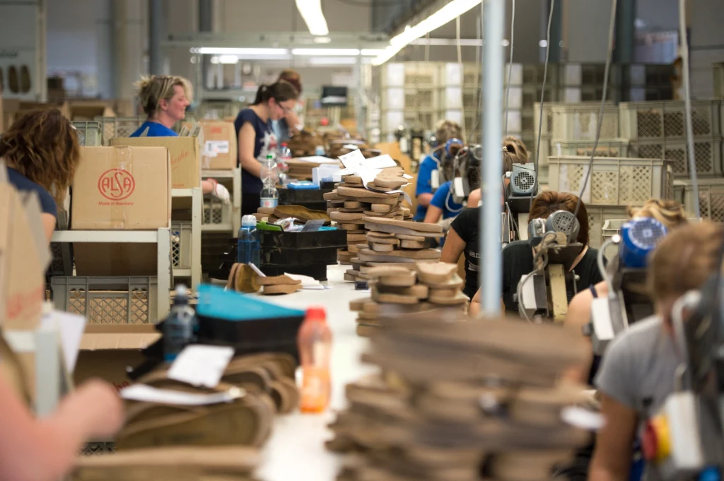 W 2023 r. otwarto fabrykę butów w Pasewalku. Wśród zatrudnionych jest wielu Polaków (zdj. ilustracyjne) W 2023 r. otwarto fabrykę butów w Pasewalku. Wśród zatrudnionych jest wielu Polaków (zdj. ilustracyjne)