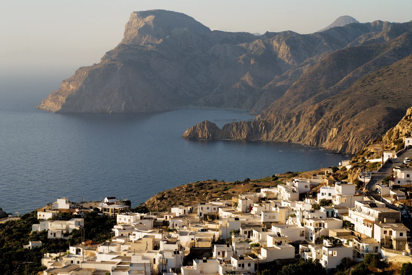 Na Karpathos, podobnie jak na Santorini, znajdują się charakterystyczne białe domki Na Karpathos, podobnie jak na Santorini, znajdują się charakterystyczne białe domki