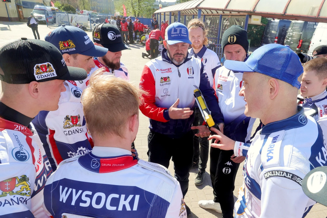 Eryk Jóźwiak w trakcie odprawy drużyny.