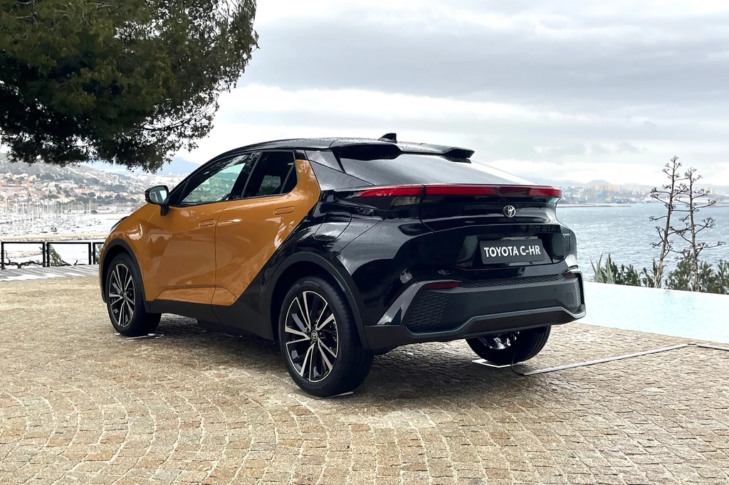 Toyota C-HR w odmianie z hybrydą typu plug-in doczekała się nowej wersji wyposażenia.