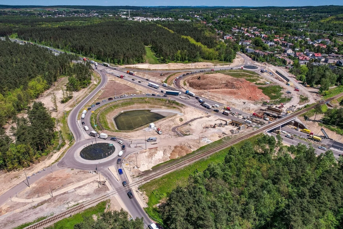 Wykonawca musi jeszcze przeprowadzić dodatkowe prace w okolicy węzła Dąbrowa Górnicza Pogoria. Istniejący wiadukt w ciągu DW796 zostanie zburzony.