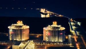 Terminal gazowy w Świniujściu przyjął już 289 transportów LNG. Na zdj. terminal nocą