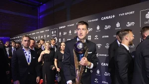 Taras Romanczuk z pucharem za mistrzostwo Polski