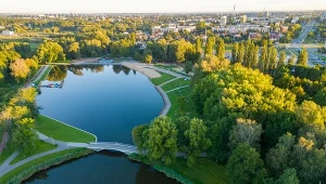 Polskie miasta będą musiały bardziej dbać o zieleń i jakość powietrza. Na zdjęciu: Lewityn w Pabianicach
