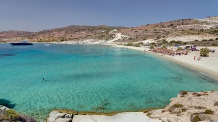 Plaża Prassa na wyspie Kimolos w Grecji zachwyca czystością wody, która jest idealnie przejrzysta