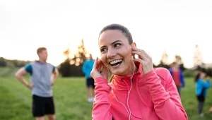 Przed zakupem warto się upewnić, że słuchawki będą odporne na wstrząsy