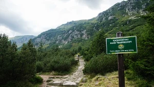 W Karkonoszach stanęły nowe, żółte tabliczki. Zwróć uwagę na napis 