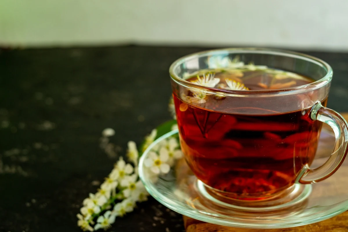 Na co pomaga herbata z kwiatu głogu? Zbierz teraz i przygotuj napar Na co pomaga herbata z kwiatu głogu? Zbierz teraz i przygotuj napar