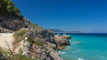 Zamieszkana przez 78-letnią Greczynkę wyspa należy do archipelagu Dodekanez, w którym znajduje się również m.in. popularna wśród turystów wyspa Rodos