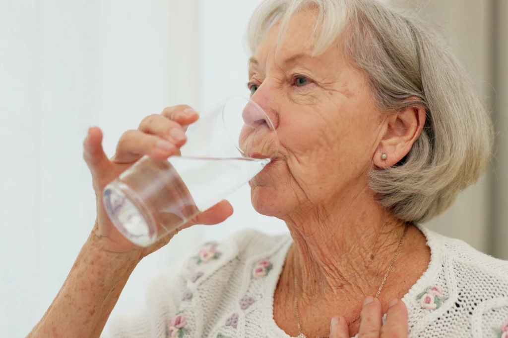 W infekcjach dróg oddechowych, z zalegającą wydzieliną, należy zadbać o odpowiednie nawodnienie organizmu, by rozrzedzić flegmę