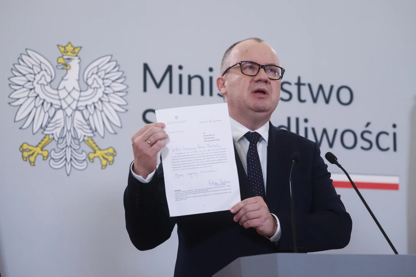 PK wysłała wniosek o uchylenie immunitetu M. Wosia. Pismo prezentuje Adam Bodnar PK wysłała wniosek o uchylenie immunitetu M. Wosia. Pismo prezentuje Adam Bodnar