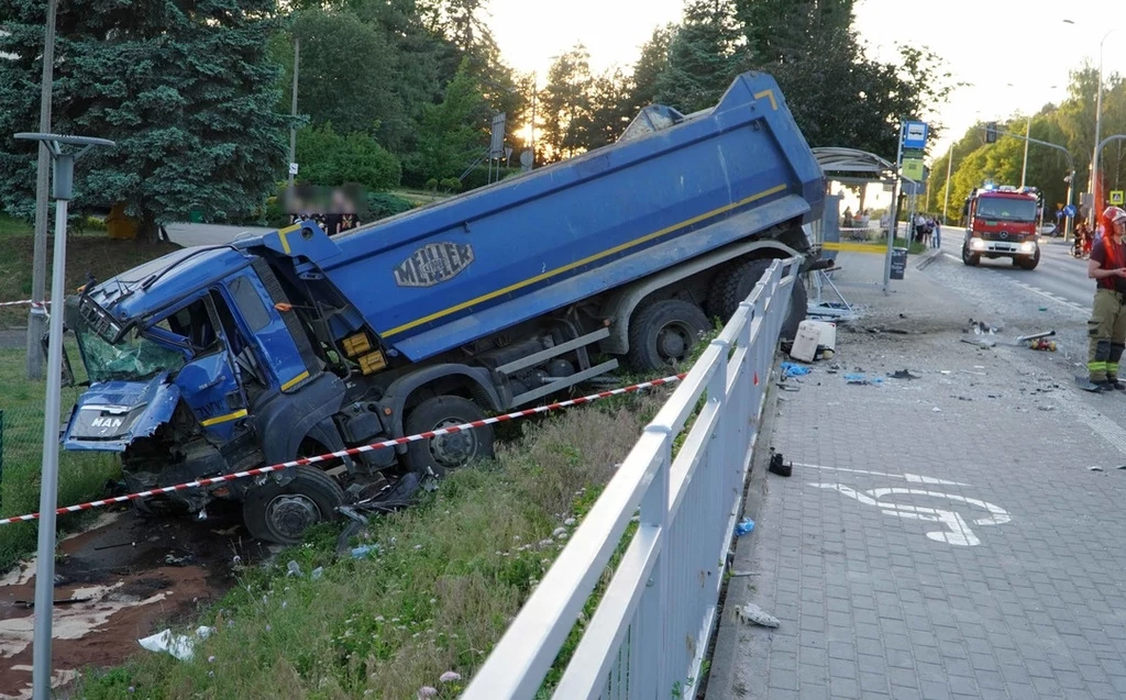 Pijany kierowca ciężarówki zatrzymał się dopiero po zjechaniu z przydrożnej skarpy