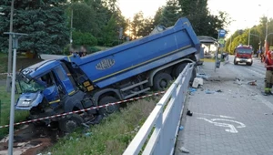 Jest film z wypadku na Bałtyckiej w Olsztynie. Co wyprawiał kierowca ciężarówki