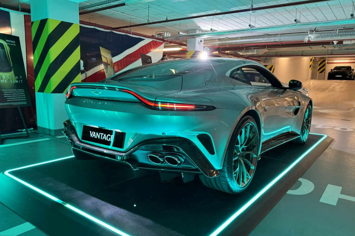 Odświeżony Aston Martin Vantage ma jeszcze ostrzejszy wygląd, ale daleko mu do "wulgarnej" stylizacji niektórych marek. Jest jak dobrze skrojony garnitur.