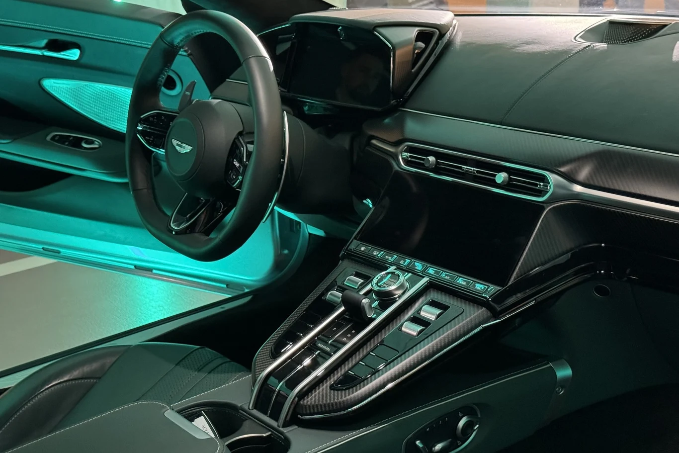 Nowy Vantage jest bardzo podobny w środku do większego brata - DB12. Zniknęły przyciski do sterowania skrzynią biegów. Zamiast tego jest wygodniejszy mini-lewarek. Jakość i zapach materiałów to nadal klasa sama w sobie.