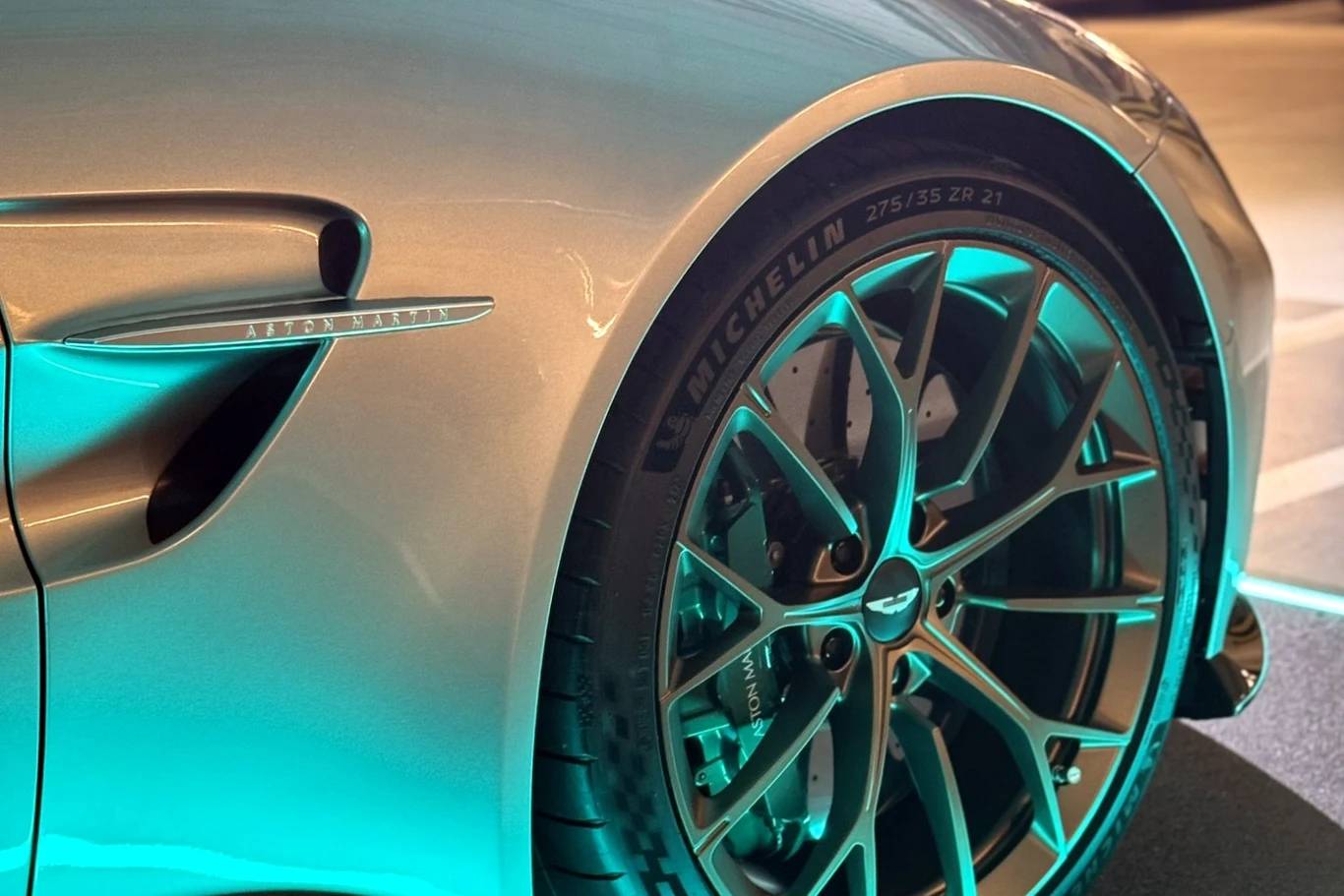 Każdy detal został pieczołowicie dopracowany przez projektantów i inżynierów. Nie ma tutaj "fejkowych" wlotów powietrza czy udawanego karbonu.