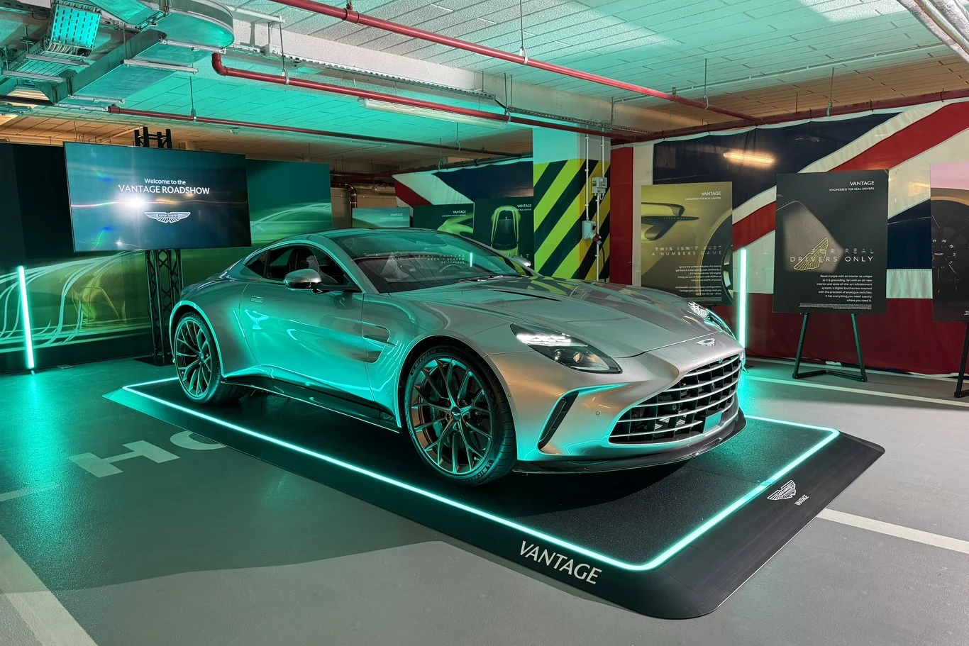 Nowy Aston Martin Vantage oferuje 665 KM i 800 Nm trafiające na tylną oś. Przedstawiciele marki bez kompleksów mówią o konkurencji dla Porsche 911.