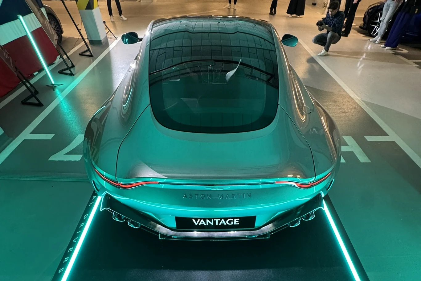 Vantage z silnikiem V8 rozpędza się od 0-100 km/h w 3,5 s, a maksymalna prędkość wynosi 325 km/h.