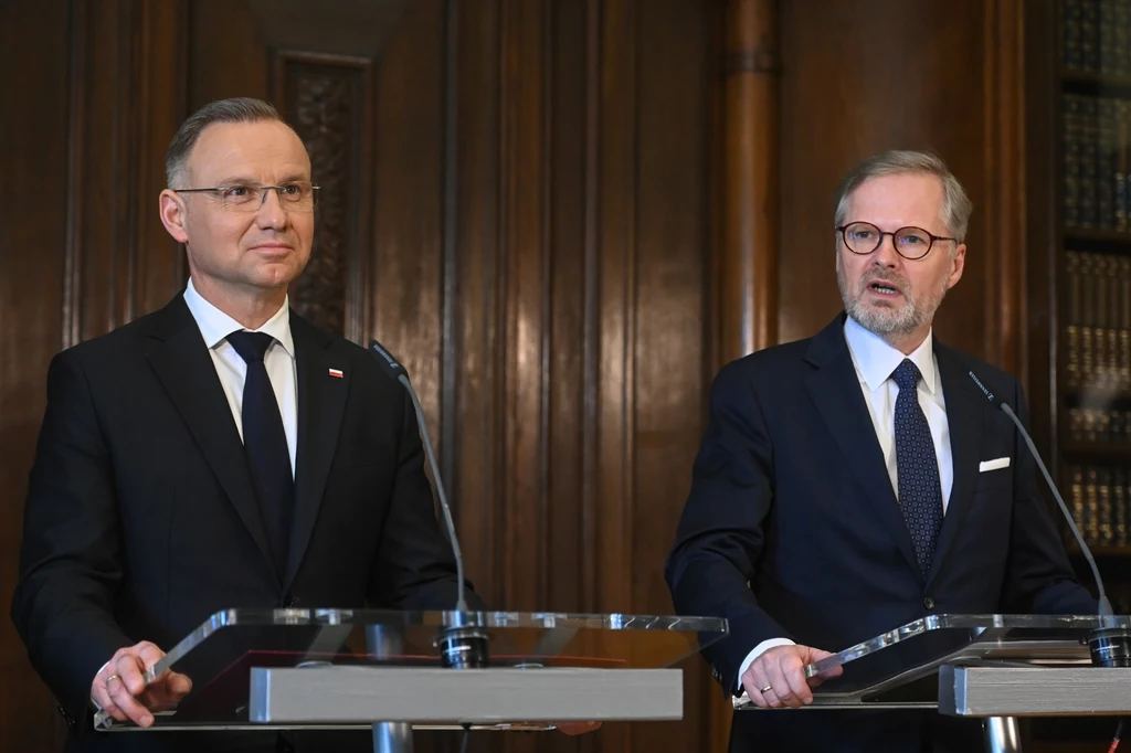 Praga. Prezydent RP Andrzej Duda (L) oraz premier Republiki Czeskiej Petr Fiala (P) podczas wypowiedzi dla mediów Praga. Prezydent RP Andrzej Duda (L) oraz premier Republiki Czeskiej Petr Fiala (P) podczas wypowiedzi dla mediów