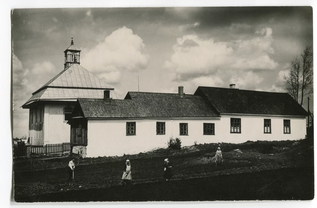 Kienesa karaimska i budynek gminy karaimskiej w Trokach, lata 20 XX w. Fot. Archiwum Związku Karaimów Polskich