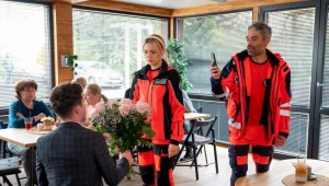 Alek (Adam Turczyk) spróbuje przekonać Britney (Paulina Zwierz), by została z nim w Polsce za pomocą publicznych oświadczyn