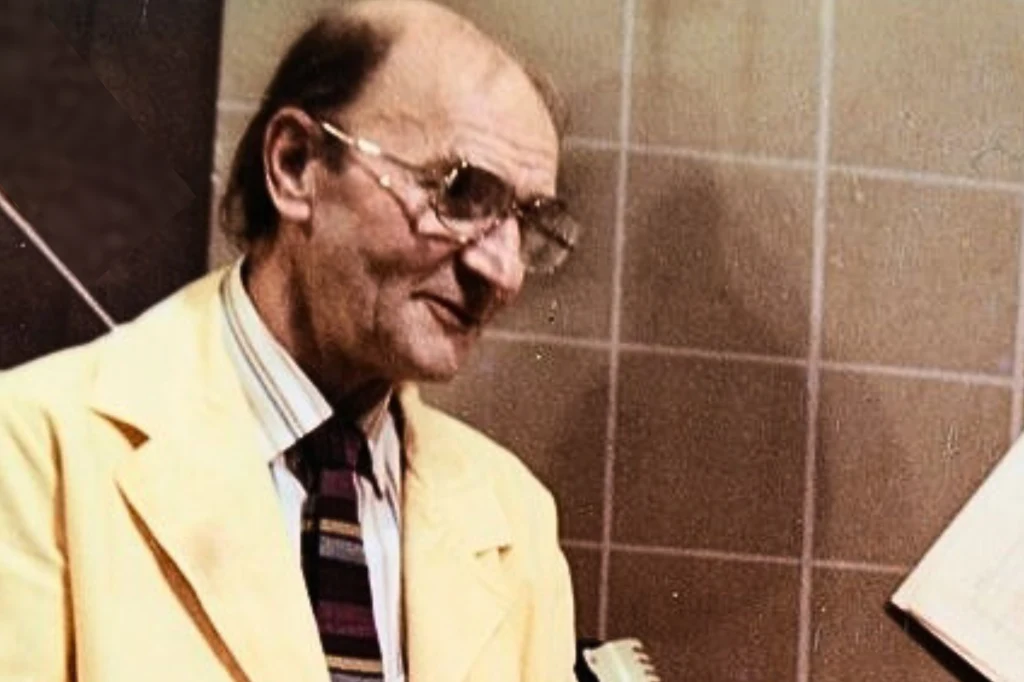 Wiesław Drzewicz na planie serialu "W labiryncie"