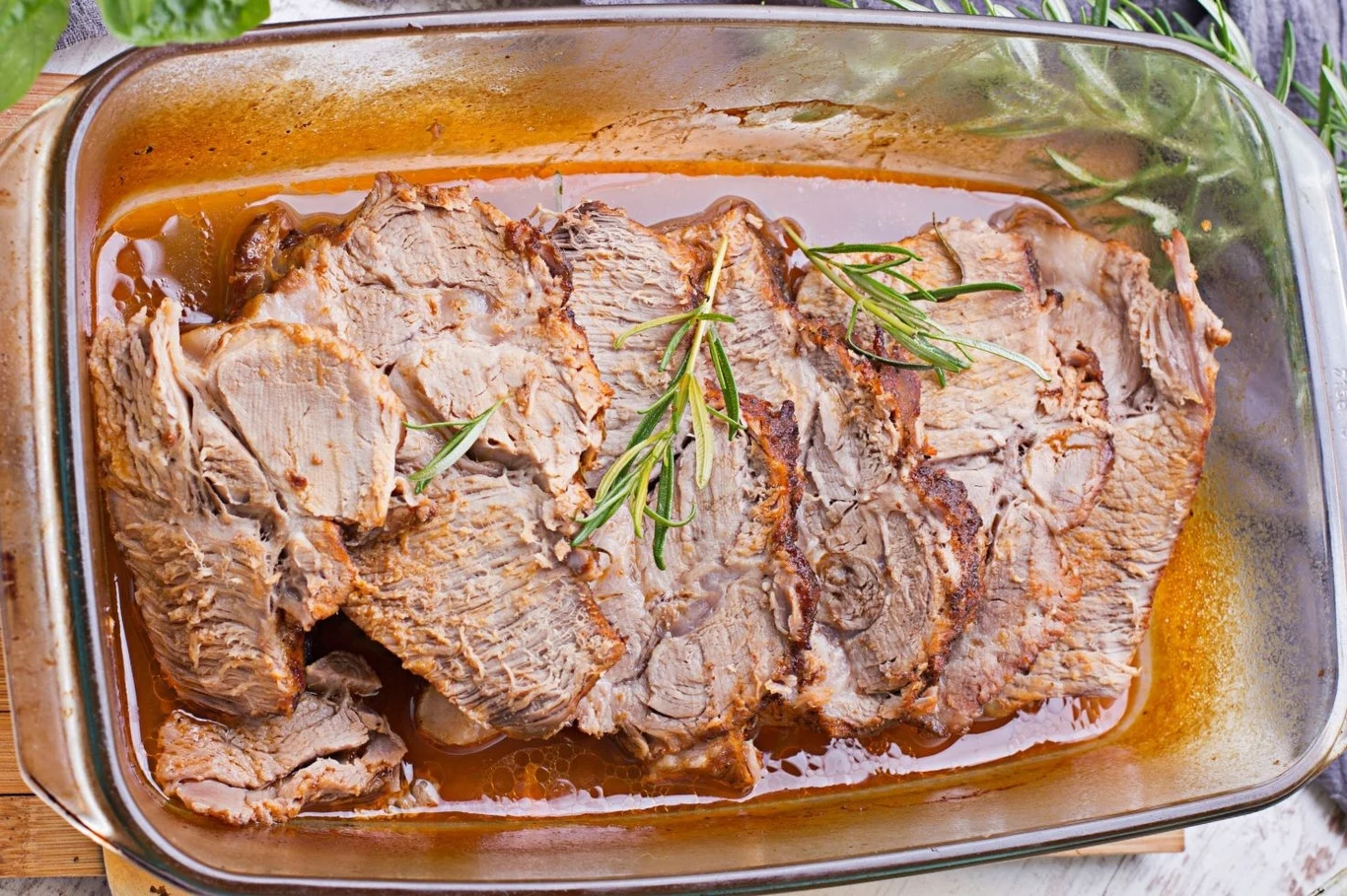 Pieczona karkówka w ziołach rozpływa się w ustach Pieczona karkówka w ziołach rozpływa się w ustach