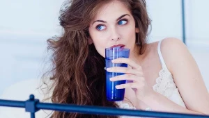 Więcej nie postawisz szklanki z wodą obok łóżka. To wcale nie jest zdrowe