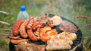 Nawet jeden hot dog dziennie zwiększa ryzyko raka. Niepokojące badanie