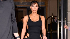 Kim Kardashian kocha czerń. Jej szafa pełna jest tego klasycznego koloru