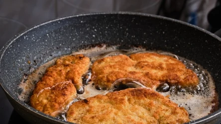 Kotlety schabowe będą soczyste, jeśli usmażymy je na smalcu.