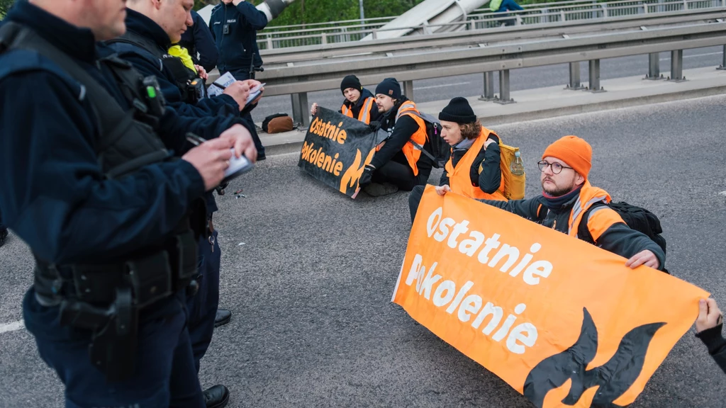 Ostatnie Pokolenie musi zapłacić ponad 35 tys. zł kary. Są to mandaty, które aktywiści i aktywistki dostali w związku z blokowaniem mostów w Warszawie