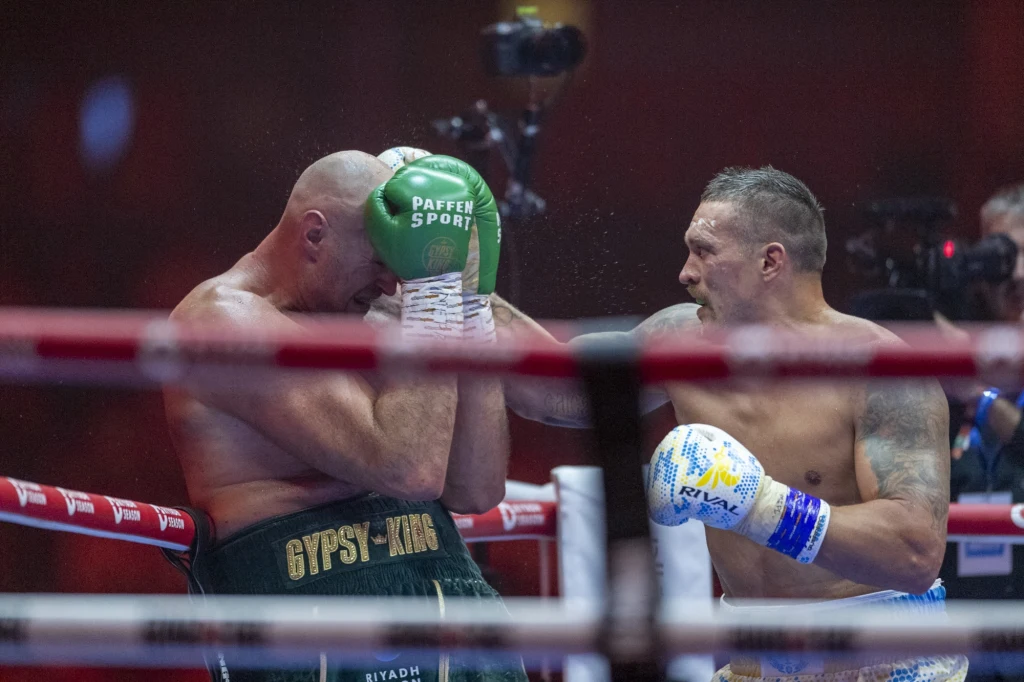 Tyson Fury (z lewej) i Ołeksandr Usyk