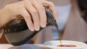 Sos sojowy zawiera w sobie nie tylko witaminy, ale także duże ilości białka i błonnika pokarmowego