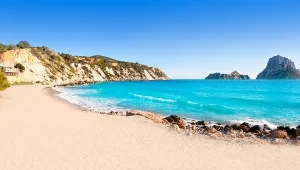 Kobieta po 50 latach zwróciła 40 kg piasku na sardyńską plażę