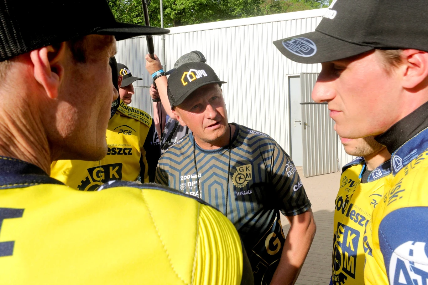 Trener Robert Kościecha w rozmowie z gwiazdami GKM-u Jasonem Doylem i Maxem Fricke.