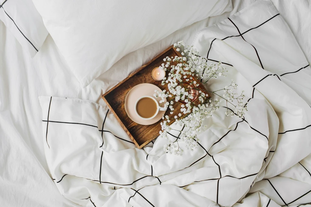 W aranżacji sypialni bardzo duże znaczenie ma wzór oraz kolorystyka pościeli W aranżacji sypialni bardzo duże znaczenie ma wzór oraz kolorystyka pościeli