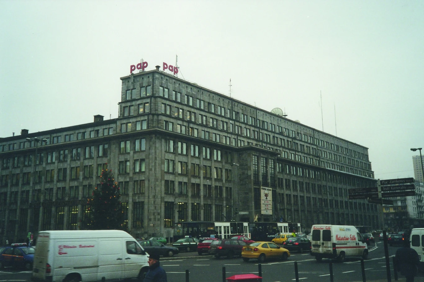 W budynku mieściły się siedziby wielu instytucji