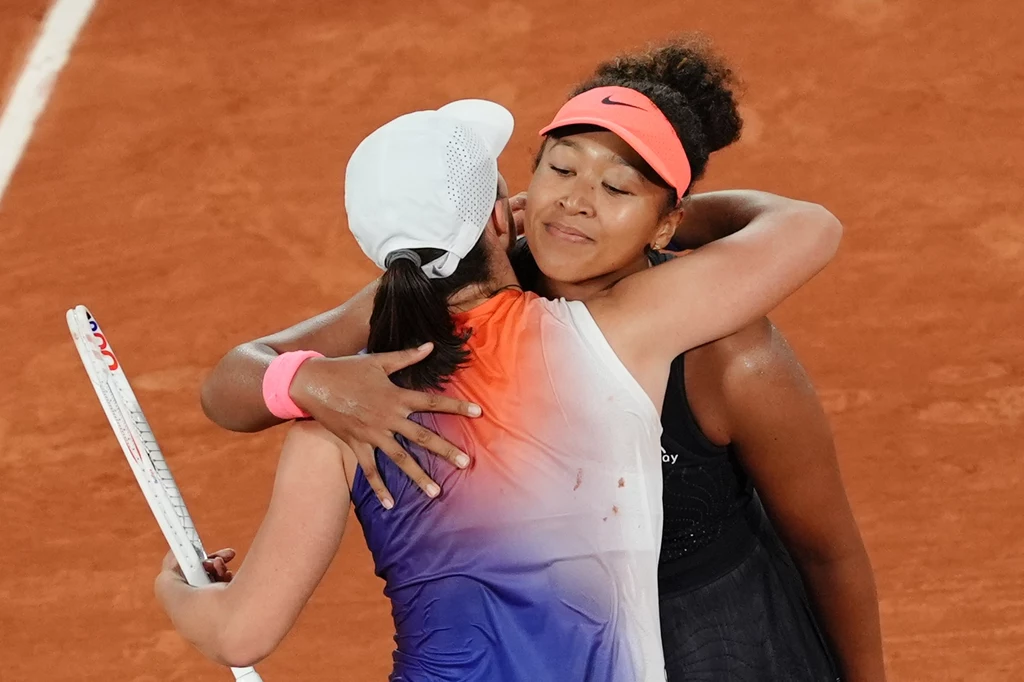 Naomi Osaka i Iga Świątek po meczu na Roland Garros 2024 Naomi Osaka i Iga Świątek po meczu na Roland Garros 2024