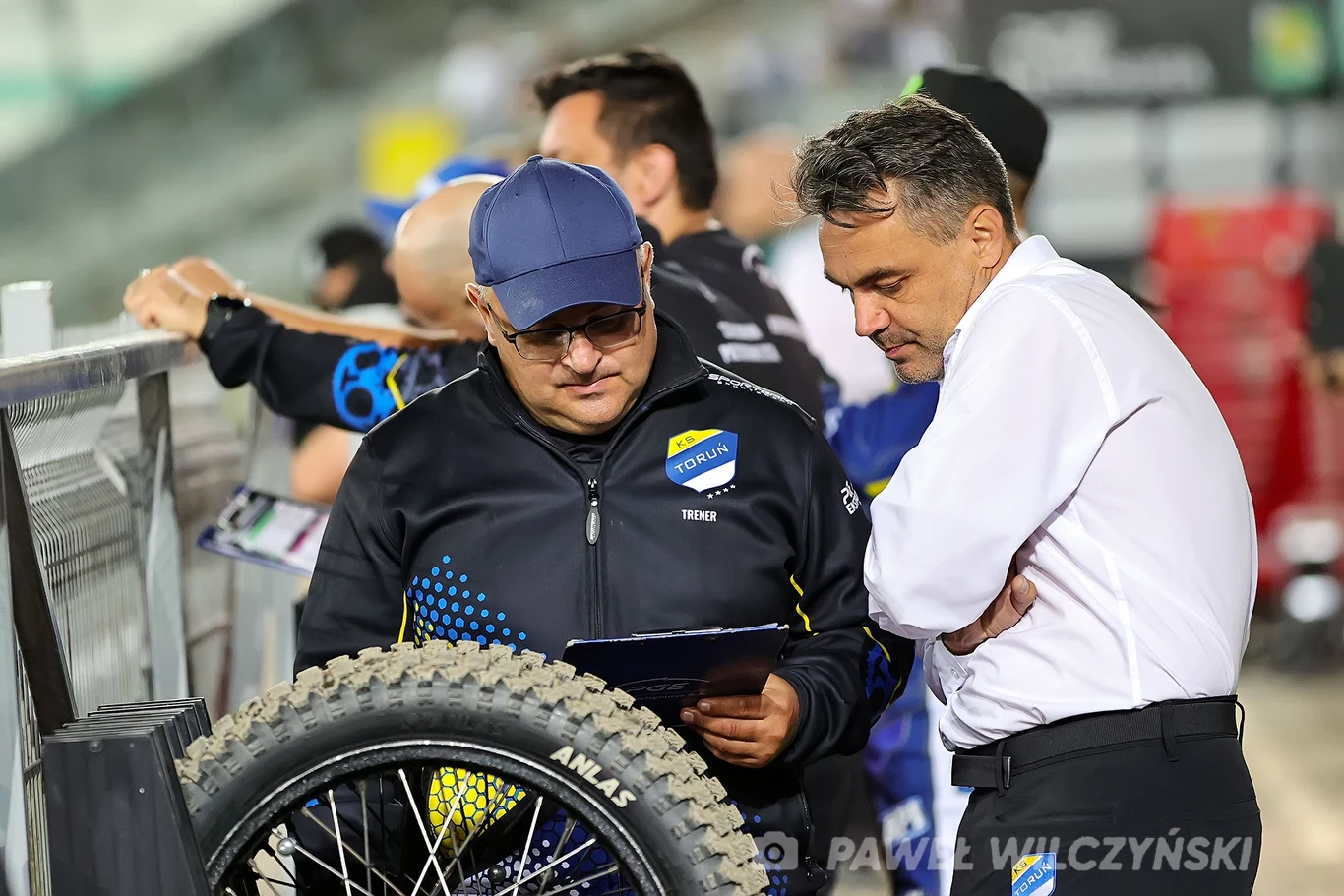 Piotr Baron (menadżer) i Adam Krużyński (działacz) głowią się nad programem meczowym.