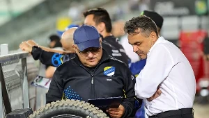 Piotr Baron (menadżer) i Adam Krużyński (działacz) głowią się nad programem meczowym.