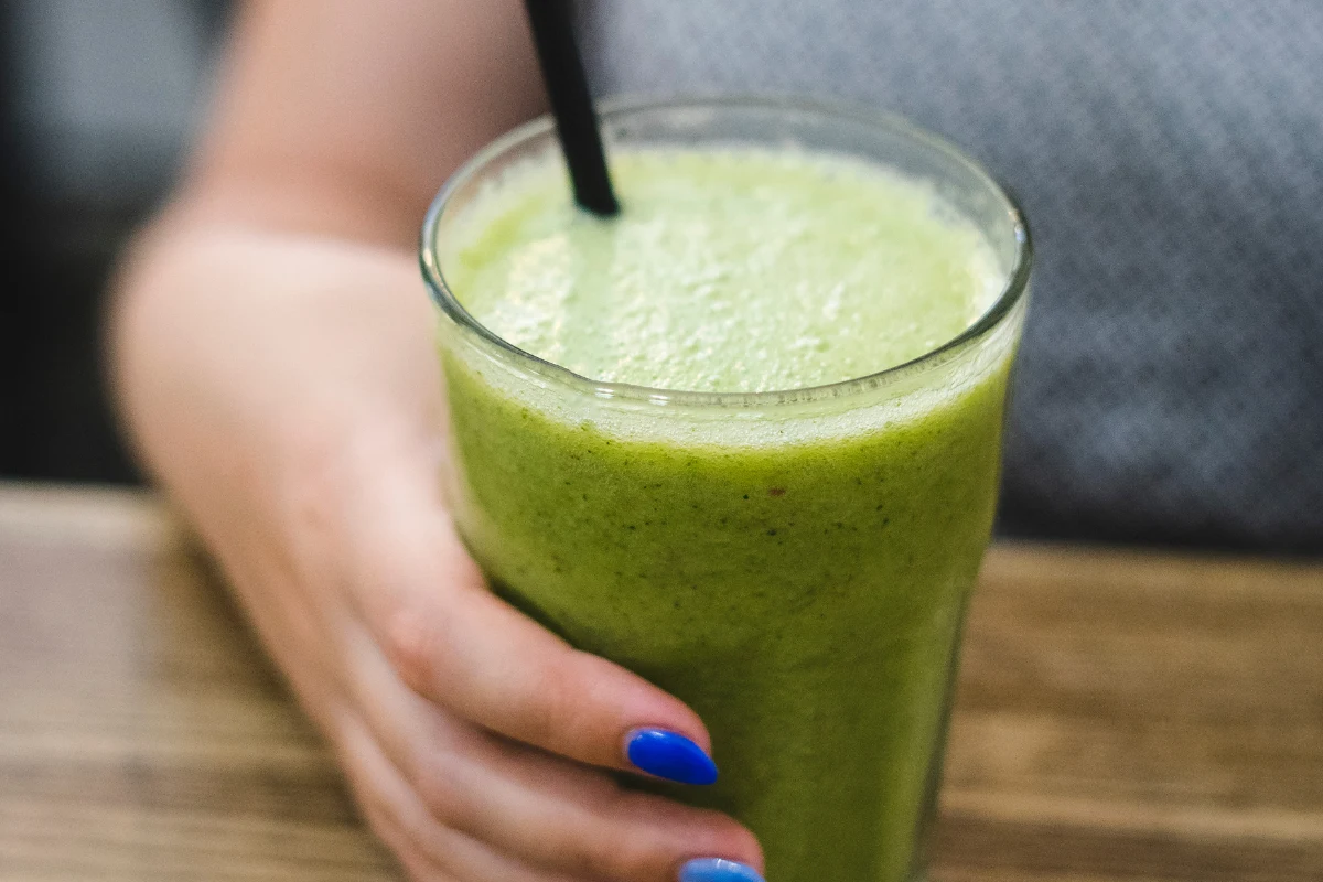 Koktajl z polnych ziół — mniszka lekarskiego, szczawiu, kurdybanka i przytulii czepnej, to prawdziwa bomba witaminowa i wsparcie dla organizmu. Koktajl z polnych ziół — mniszka lekarskiego, szczawiu, kurdybanka i przytulii czepnej, to prawdziwa bomba witaminowa i wsparcie dla organizmu.