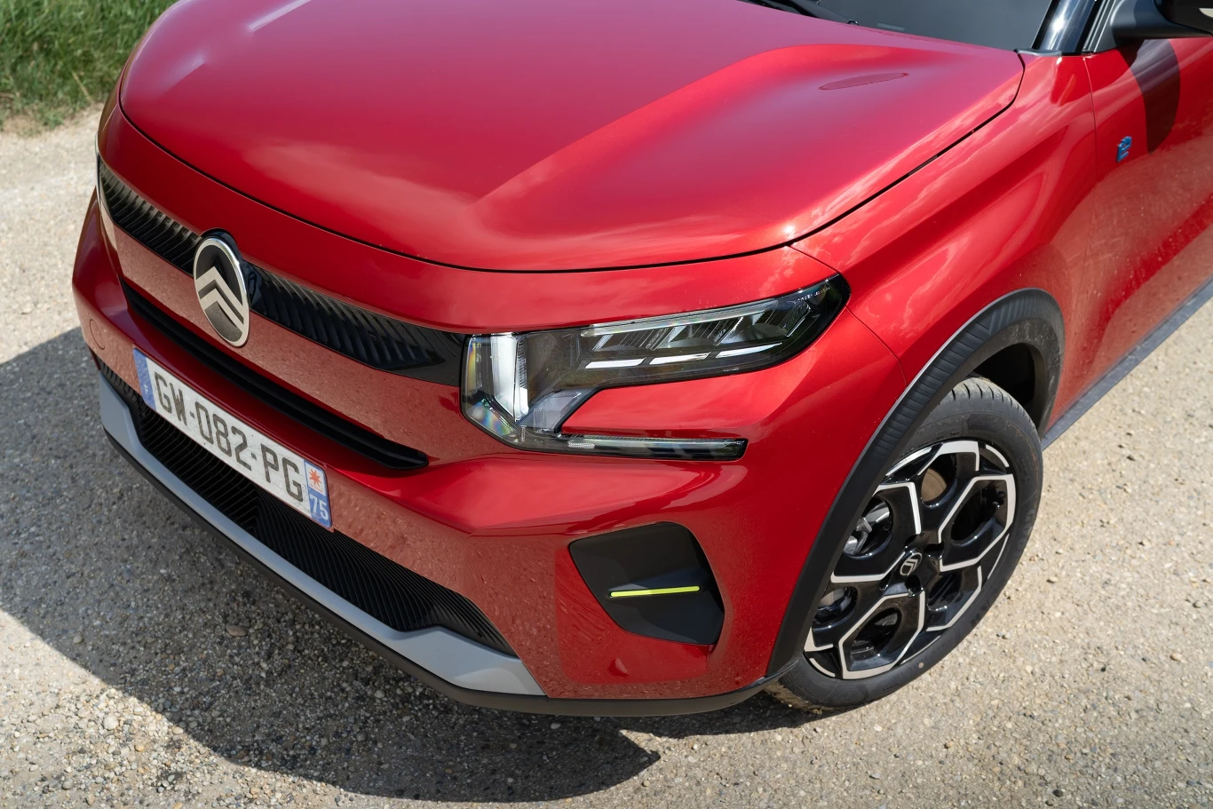 Spalinową wersję Citroena C3 napędza 3-cylindrowy silnik 1.2 o mocy 100 KM i 205 Nm momentu obrotowego.