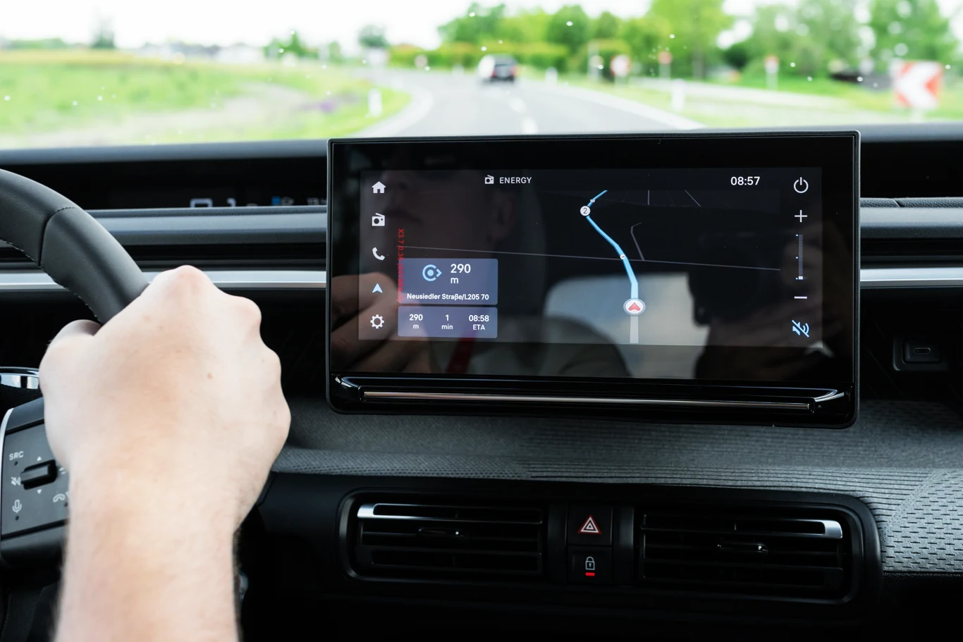 Dotykowy ekran multimedialny (10,25 cala) z systemem My Citroen Drive dostępny jest w wersji "Max".