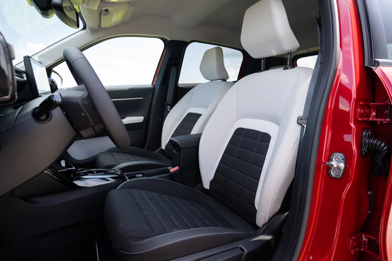 Fotele Advanced Comfort mają regulowane zagłówki, a pomiędzy nimi znajduje się centralny podłokietnik.
