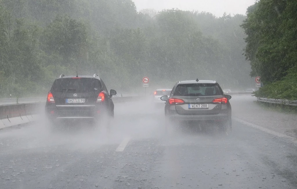 Jak zachować się podczas burzy na autostradzie?