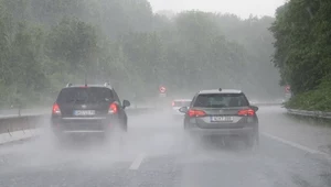 Złapała ich burza na autostradzie. Zrobili najgorszą rzecz, jaką mogli