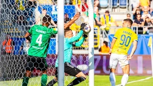 Golkiper gości, Maciej Gostomski, dwoił się i troił, by piłka nie przekroczyła linii bramkowej 