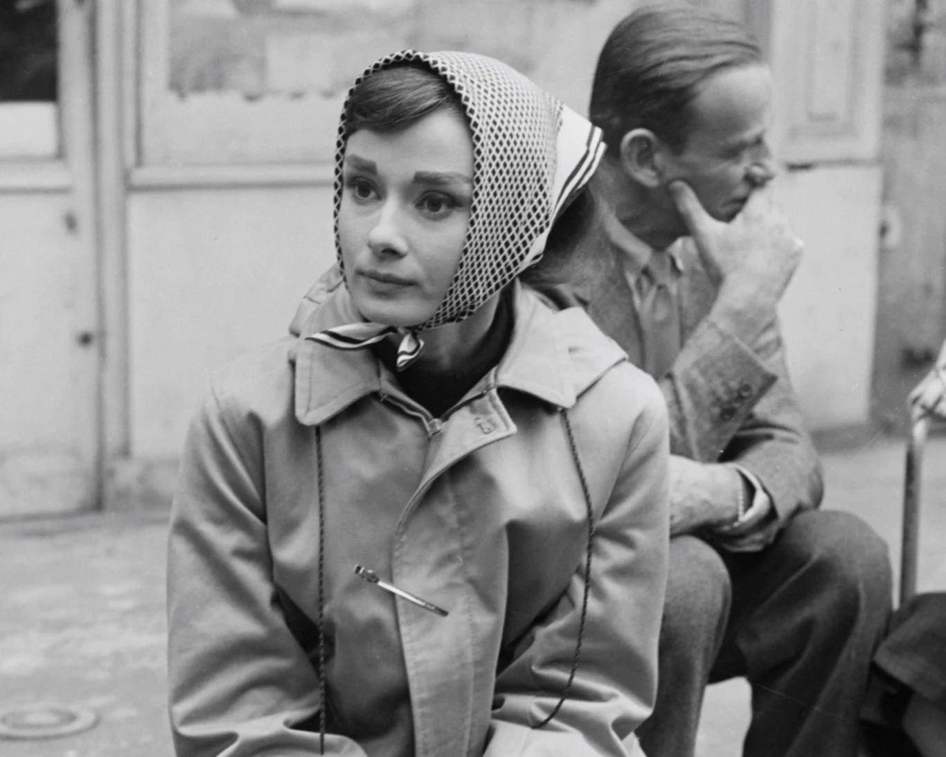 Audrey Hepburn była wielką fanką chust gawroszek. Nosiła je zarówno na ekranie, jak i poza nim Audrey Hepburn była wielką fanką chust gawroszek. Nosiła je zarówno na ekranie, jak i poza nim