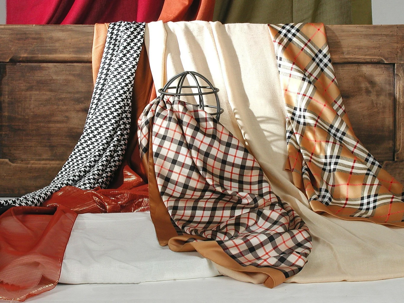 Ozdobne chusty w tym sezonie możesz nosić przewiązane na głowie, szyi lub nadgarstku Ozdobne chusty w tym sezonie możesz nosić przewiązane na głowie, szyi lub nadgarstku